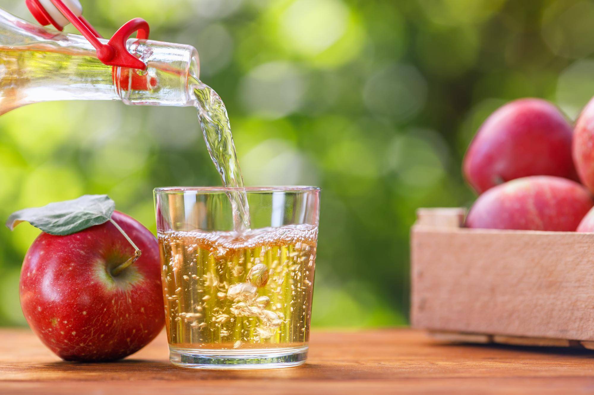 Na co pomaga ocet jabłkowy z wodą i kiedy warto go stosować?